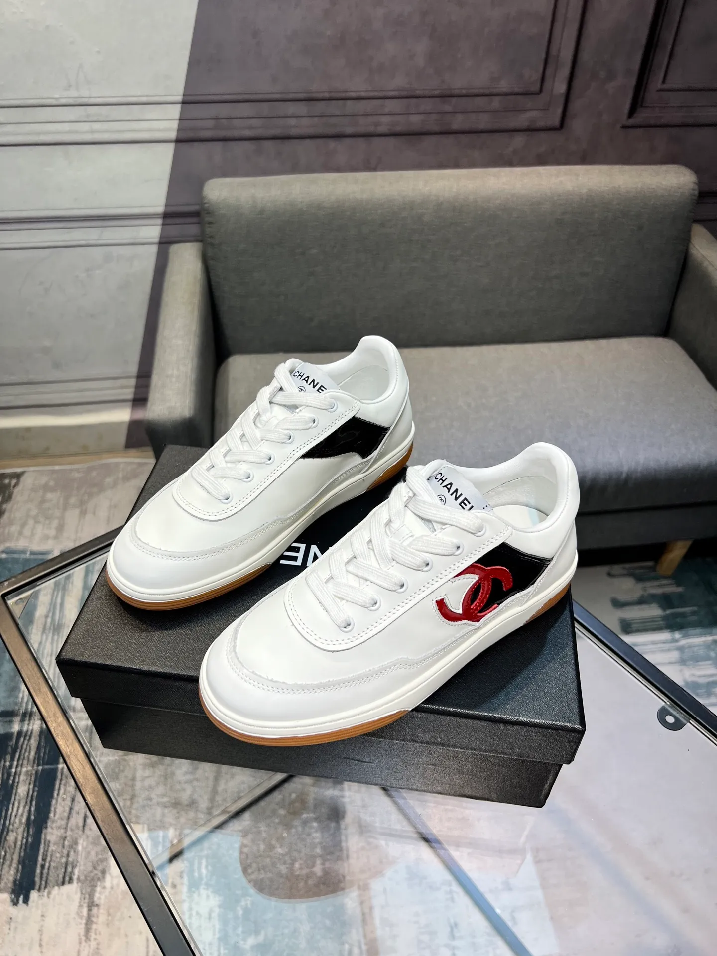Men's men's shoes 💰620 Exclusive real shot (top version) CHANEL Chanel's new panda sneakers Panda shoes Chanel 2025ss color matching thick-soled casual sports shoes sneakers Counter synchronization The counter is very popular Very difficult to buy a shoe The most popular thick-soled panda shoes on the Internet It is obvious that Xiaoxiang control cannot miss it Simple and versatile white shoes that have both good looks and comfort Thick sole increases height, is super versatile and can be worn with eyes closed😍 Whoever wears it will look better. Upper: calfskin. Lining: imported sheepskin lining. Outsole: TPU original outsole. Size: 35-44 (41 for women, 40 for men, custom made).